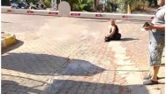 Muğla’nın Ula İlçesinin Akyaka Plajına alınmayan Engelli kadın plaja sürünerek geçti