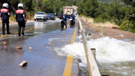 Torba’da su isale hattı yine patladı turistik yolda kaos yaşandı