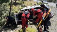 Kaza yapan araçta sıkıştı