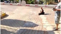 Muğla’nın Ula İlçesinin Akyaka Plajına alınmayan Engelli kadın plaja sürünerek geçti