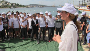 ÇOCUKLAR PLAJI, BÜYÜKLER DENİZİ TEMİZLEDİ