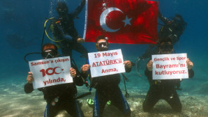 9 Dalgıç 19 Mayıs’ın 100.yılını deniz dibinde kutladı