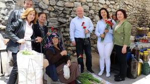 Menteşe Belediyesinden Annelere Karanfil…