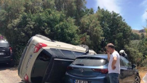 Park Etmek İsterken Başka Aracın Üstüne Düştü