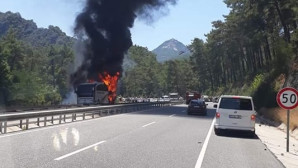 YOLCU OTOBÜSÜNDE YANGIN