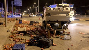 Fethiye’de Otomobille Domates Yüklü Kamyon Çarpıştı