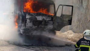 Kamyon Alev Alev Yandı