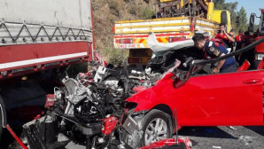 TIRIN ALTINA GİREN OTOMOBİL ENKAZA DÖNDÜ