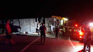 ANTALYA YOLUNDA TUR OTOBÜSÜ UÇURUMA YUVARLANDI, YARALILAR VAR