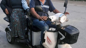 Engelli anne-babasını taşıdığı motoru çaldılar