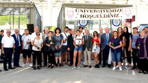 Yeni Öğrenciler Çiçeklerle Karşılandı