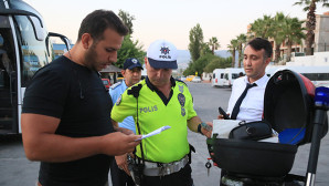 Yolcu Kılığındaki Polis Sürücüleri Denetliyor