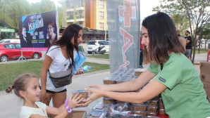 400 kilo ücretsiz mama dağıttılar