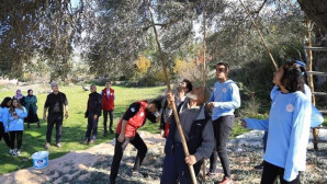 Muğla’da gönüllü gençlerden yaşlı çifte hasat yardımı