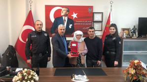 Polislerden Şehit Annesine Anlamlı Hediye
