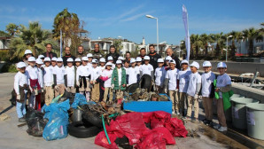 ÖĞRENCİLER KIYIDA DALGIÇLAR DENİZ DİBİNDE TEMİZLİK YAPTI