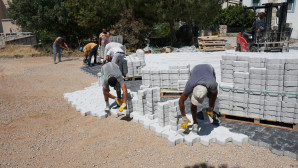 KİLİT PARKE TAŞI İLE YOL, KALDIRIM VE OTOPARK ÇALIŞMALARI DEVAM EDİYO