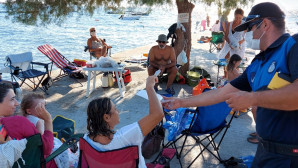 ZABITA ÖNCE UYARIP ARDINDAN MASKE VERİYOR