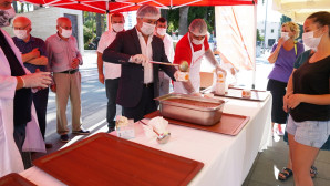 MEYDANDA AŞURE PAYLAŞIMI YAPILDI