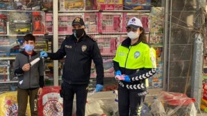 Polis Amcalar Maske Dağıttı