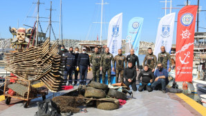 GÜMBET LİMANI’NDA DENİZ DİBİ TEMİZLİĞİ