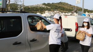 İFTARA YETİŞEMEYENLERE KUMANYA DAĞITILDI