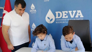 BAŞKANLIK KOLTUĞUNU ÇOCUKLARA BIRAKTI.