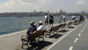 65 YAŞ VE ÜZERİ AŞI OLANLARA SOKAĞA ÇIKMA KISITLAMALARI KALDIRILDI