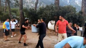 Yangına kovalarla su taşıdılar