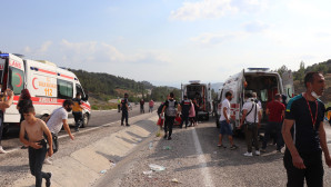 LÖSEV ‘AİT MİDİBÜS  DEVRİLDİ 25 YARALI