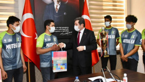 Çevre Dostu GALE 48 adlı araçla Jüri Özel Ödülü alan öğrenciler