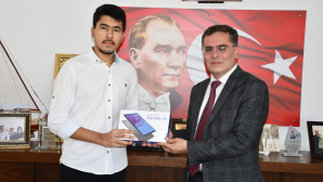 Başkan Toksöz’den başarılı öğrenciye tablet