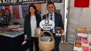 “Askıda Kitap”a ilk destek Başkan Toksöz’den!