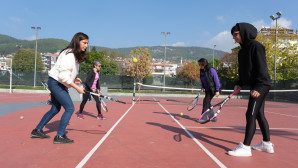 Ev Hanımlarına Ücretsiz Tenis Kursu