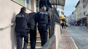 BIÇAKLI ŞÜPHELİ POLİSDEN KAÇAMADI