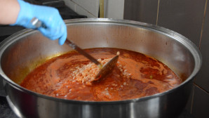 KAR YAĞIŞINDAN SOKAĞA ÇIKAMAYANLARA  YEMEK VERİLİYOR