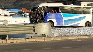 DATÇA ÖTOBOSÜ DENİZLİDE TIRA ÇARPTI  BİR ÖLÜ 21 YARALI