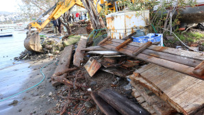 GÜMBET’TE KAÇAK İSKELELER YIKILIYOR