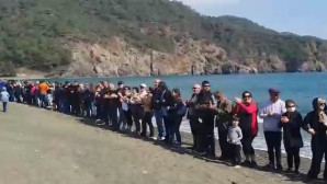 Muğla halkı özelleştirmek istenen halk  plajını protesto etti.
