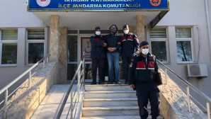 KENDİSİNİ JANDARMA OLARAK TANITARAK DOLANDIRIYORDU