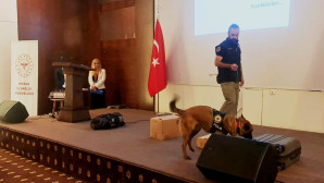 NARKOTİK UZMANI COCO RESMİ TOPLANTIYI BASTI!