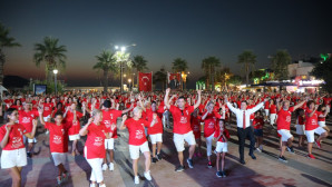 ZAFER BAYRAMINDA YÜZLERCE KİŞİ ZEYBEK OYNADI   