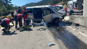 Yol Bariyerlerine çarpan Minibüste iki kişi hayatını kaybetti.