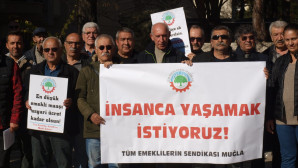 EMEKLİLER YAPILAN ZAMMA TEPKİ GÖSTERDİLER,