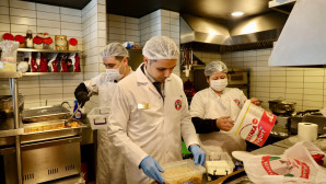 MENTEŞE BELEDİYESİ’NDEN KÖTEKLİ’DE DEPREMZEDELERE 3 ÖĞÜN YEMEK