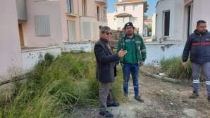 Muhtar Gökten, depremzedelere sahip çıkıyor.  