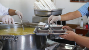 MENTEŞE BELEDİYESİ AŞEVİNDEN DEPREMZEDELERE 3 ÖĞÜN YEMEK