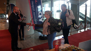 -Sezonun İlk Turist Kafilesi Dalaman’da Güllerle Karşılandı…