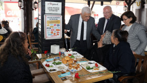 DÜNYA EMEKÇİ KADINLAR GÜNÜ’NDE DEPREMZEDE KADINLARA KAHVALTI