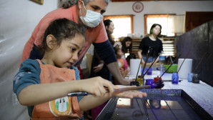 DEPREMZEDE MİNİKLER İLK KEZ EBRU YAPTI